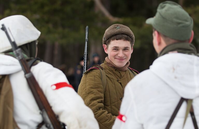 Участники военно-исторической реконструкции событий января 1944 года Разведка. Келломякский берег в поселке Комарово Ленинградской области