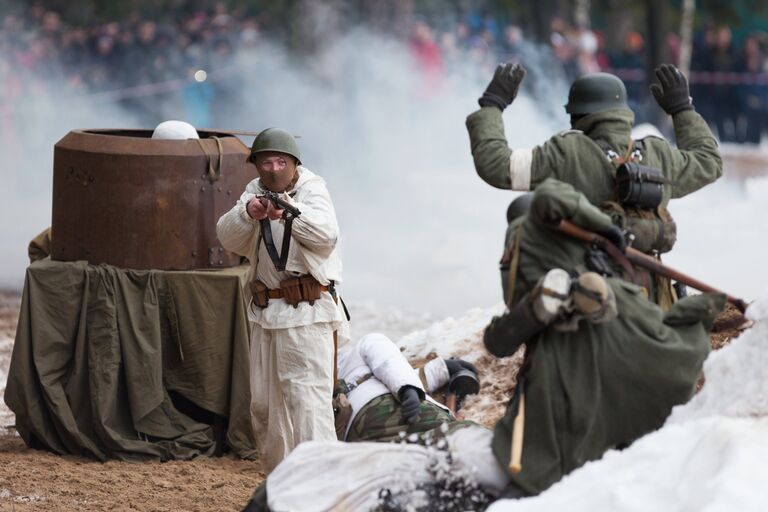 Участники военно-исторической реконструкции событий января 1944 года Разведка. Келломякский берег в поселке Комарово Ленинградской области