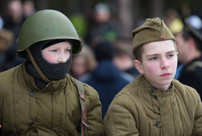 Участники военно-исторической реконструкции событий января 1944 года Разведка. Келломякский берег в поселке Комарово Ленинградской области