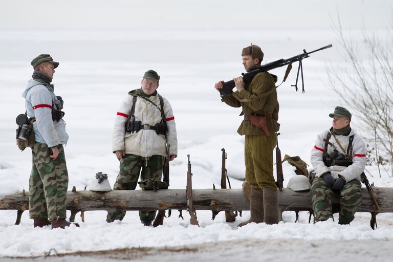 Участники военно-исторической реконструкции событий января 1944 года Разведка. Келломякский берег в поселке Комарово Ленинградской области