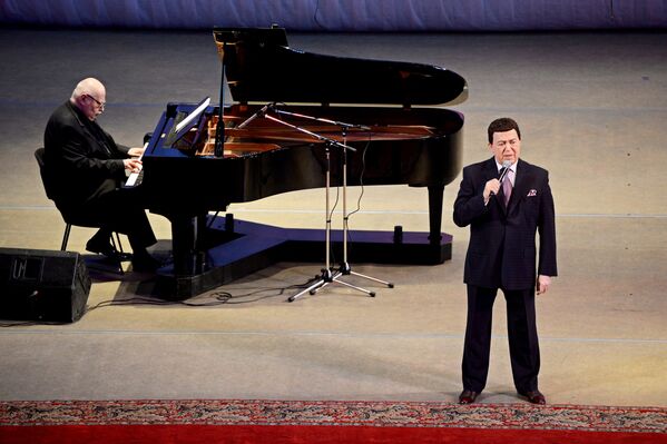 Певец Иосиф Кобзон выступает на концерте для жителей Донбасса