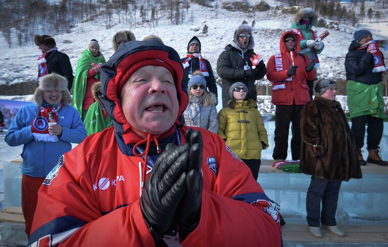 Болельщики на матче за Кубок Дружбы между командами Звезды Ночной Хоккейной Лиги и Звезды Мира