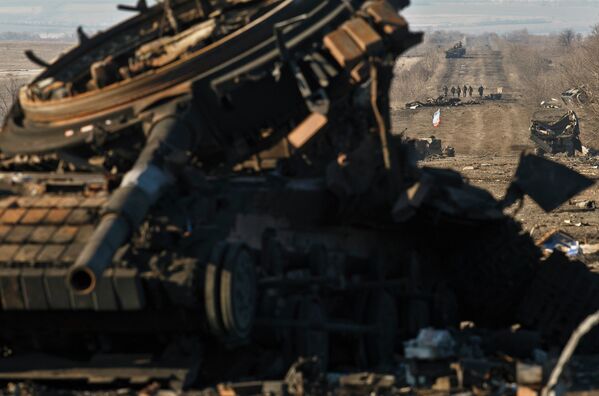 Разрушенная военная техника украинской армии в окрестностях Дебальцево