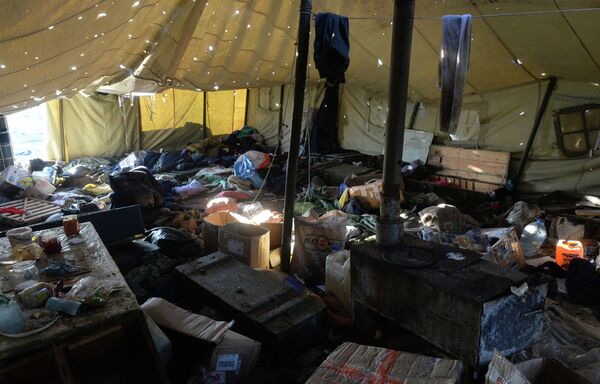 В палатке разрушенного укрепрайона украинских силовиков на окраине города Дебальцево
