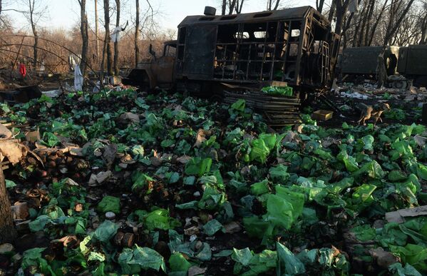 Разбитая военная техника в разрушенном укрепрайоне украинских силовиков на окраине города Дебальцево