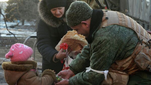 Раздача гуманитарной помощи жителям Донбасса. Архивное фото