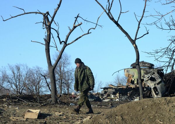 Ополченец ЛНР в разрушенном укрепрайоне украинских силовиков на окраине города Дебальцево