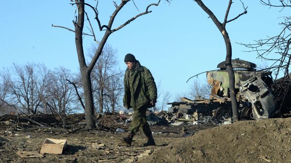 Ополченец ЛНР в разрушенном укрепрайоне украинских силовиков на окраине города Дебальцево. Архивное фото