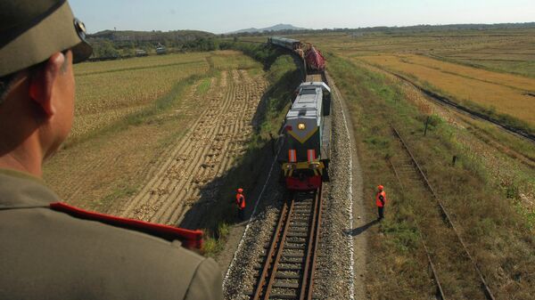 Поезд с русскими рабочими, прибывающий в Северную Корею для реконструкции железных дорог