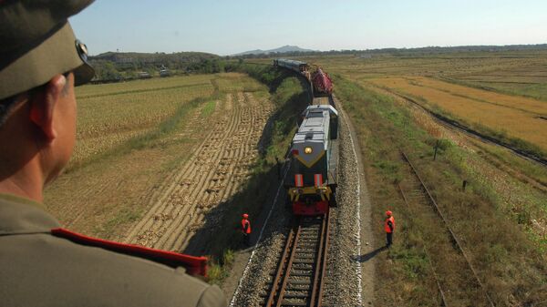 Поезд с русскими рабочими, прибывающий в Северную Корею для реконструкции железных дорог