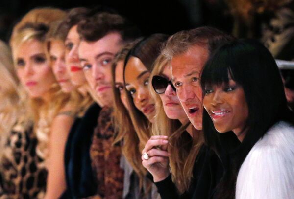 Гости на показе коллекции Burberry во время Недели моды в Лондоне