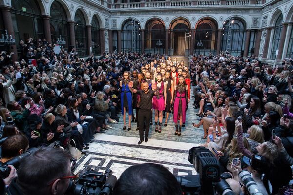 Британский модельер Жюльен Макдональд представляет свои творения во время Недели моды в Лондоне