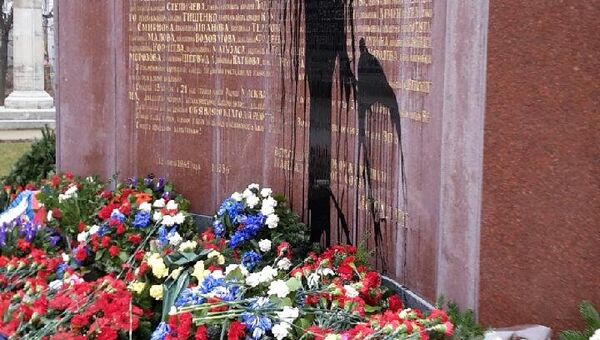 Оскверненный памятник Советскому воину-освободителю в одной из европейских стран