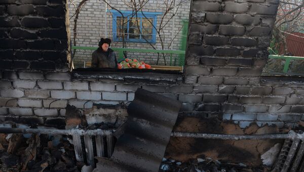 Местный житель у своего разрушенного дома в Дебальцево