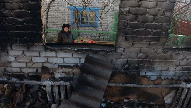 Местный житель у своего разрушенного дома в Дебальцево. Архивное фото