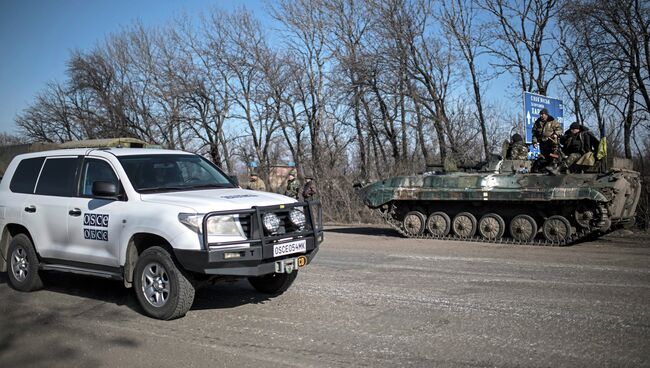 Автомобиль ОБСЕ проезжает мимо украинских военных в окрестностях Артемовска. Украина, 23 февраля 2015