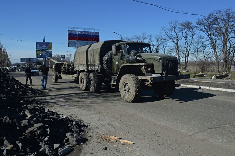 Отвод колонны гаубиц МСТА М2 из Донецка