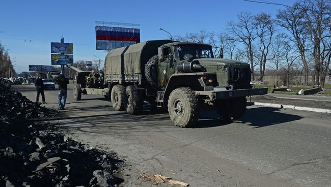 Отвод колонны тяжелой военной техники из Донецка