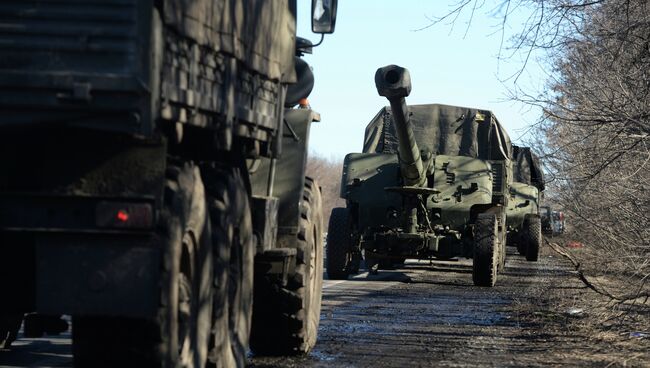 Отвод колонны тяжелой военной техники из Донецка. Архивное фото