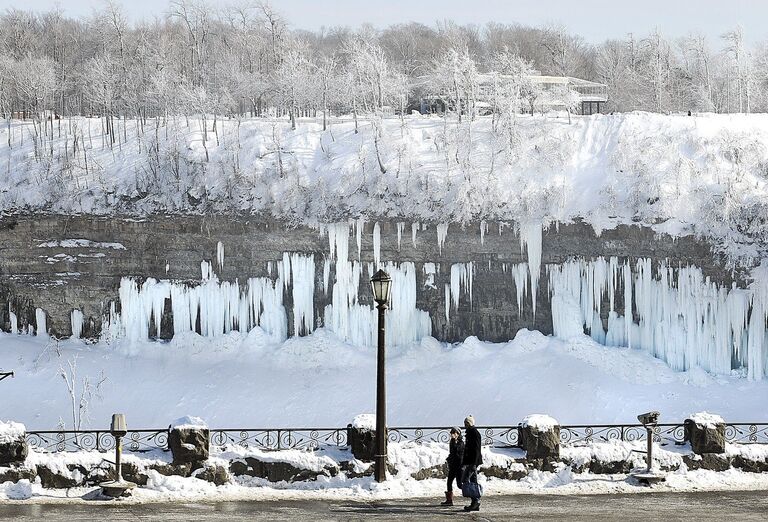 Посетители в окрестностях замерзшего Ниагарского водопада