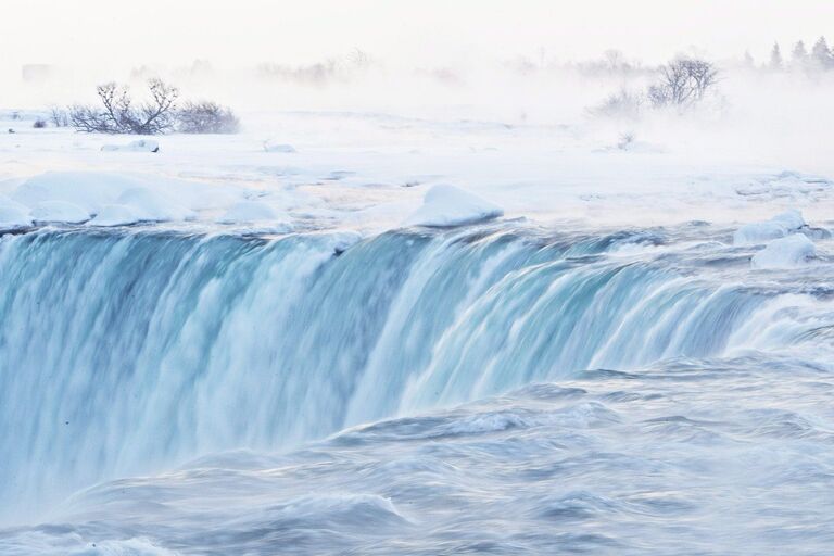 Куски льда в водах Ниагарского водопада Подкова