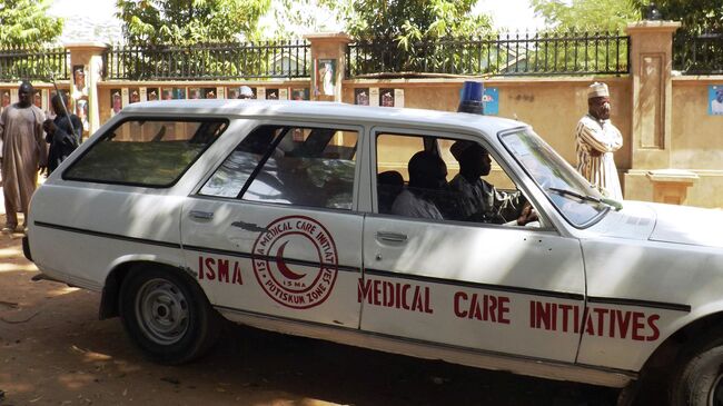 Машина скорой помощи везет людей, пострадавших от взрыва в Нигерии. Архивное фото