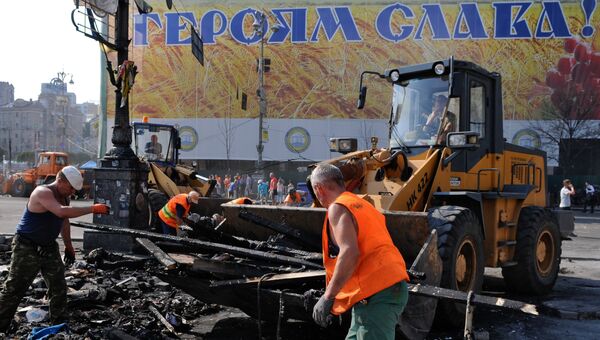 Работники коммунальных служб убирают мусор на площади Независимости в Киеве