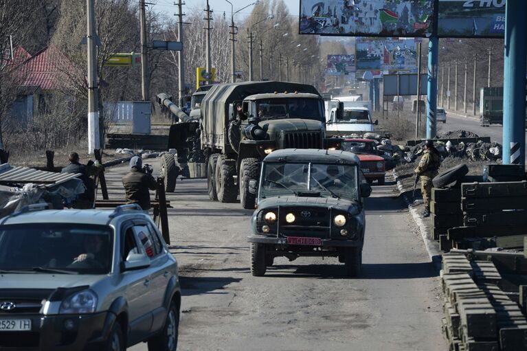 Отвод колонны тяжелой военной техники из Донецка