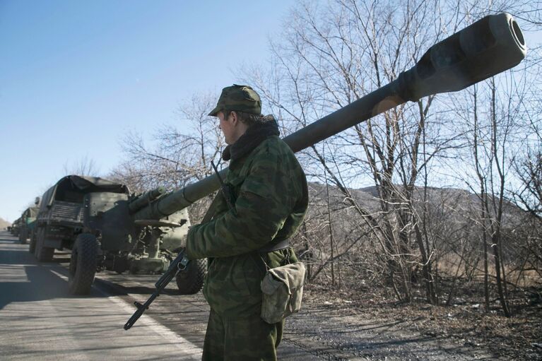 Отвод колонны тяжелой военной техники из Донецка