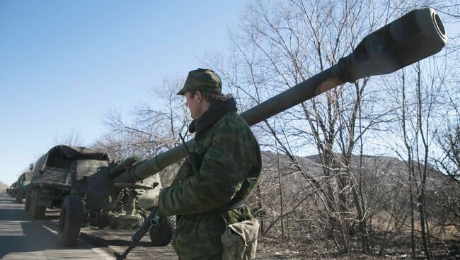 Отвод колонны тяжелой военной техники из Донецка