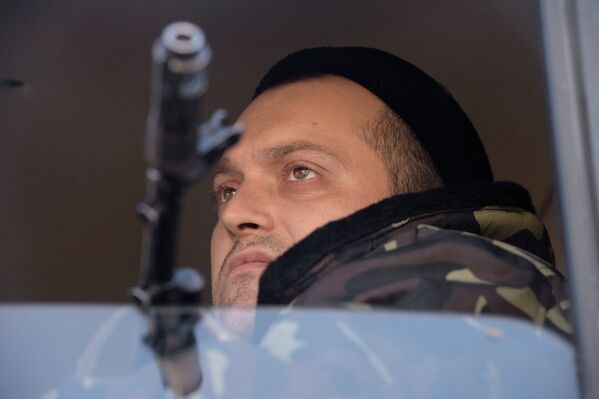Ополченец Донецкой народной республики во время отвода колонны гаубиц МСТА М2 из Донецка