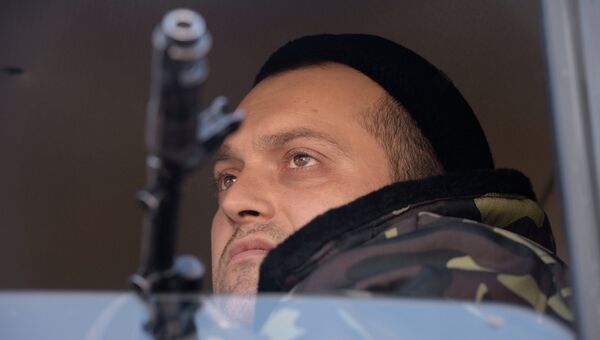 Ополченец Донецкой народной республики во время отвода колонны гаубиц МСТА М2 из Донецка. Архивное фото
