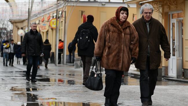 Прохожие на Гоголевском бульваре в Москве. Архивное фото