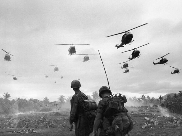 Боевые вертолеты идут на посадку. Война во Вьетнаме