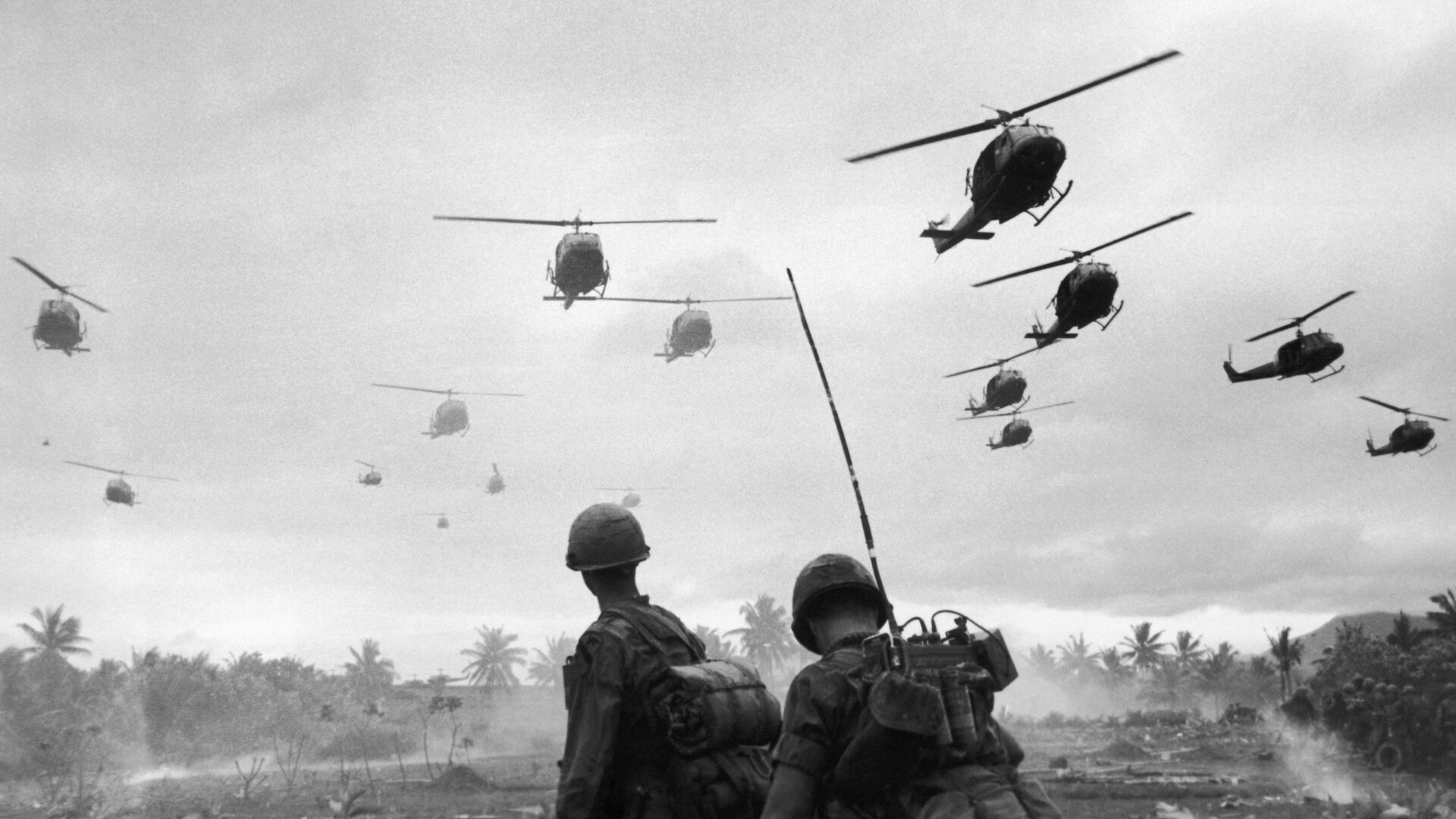 Боевые вертолеты идут на посадку. Война во Вьетнаме - РИА Новости, 1920, 02.03.2015