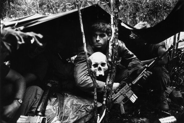 Американский солдат в джунглях во время Вьетнамской войны