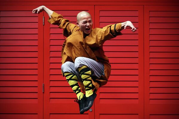 Шаолиньский монах демонстрируют владение боевым искусством кунг-фу
