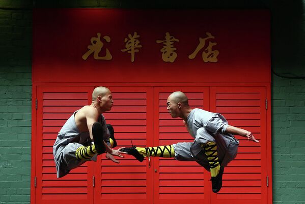 Шаолиньские монахи демонстрируют владение боевым искусством кунг-фу