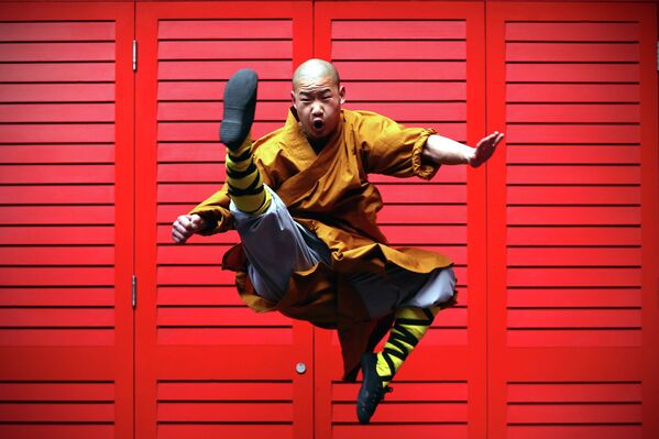 Шаолиньский монах демонстрируют владение боевым искусством кунг-фу