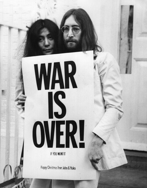Джон Леннон и Йоко Оно с плакатом Война окончена! (Если вы этого хотите)