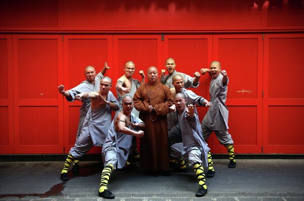 Шаолиньские монахи демонстрируют владение боевым искусством кунг-фу