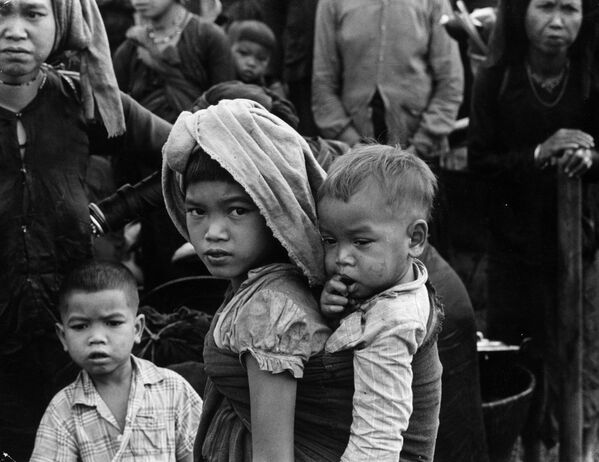 Группа беженцев из Вьетнама