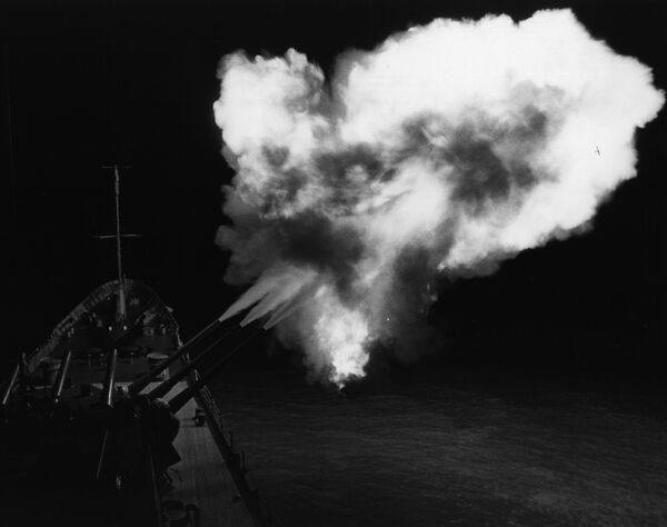 Залп орудий американского крейсера Канберра