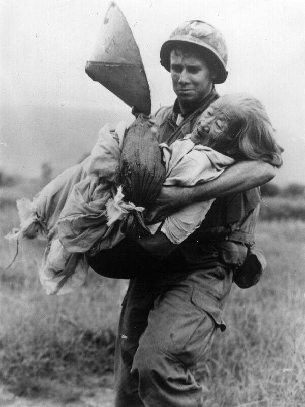 Эвакуация местных жителей из зоны боевых действий во Вьетнаме