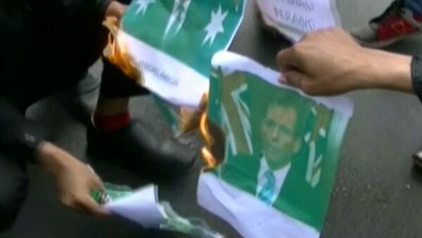 Индонезийцы сожгли портреты Эббота, припомнившего им помощь Австралии