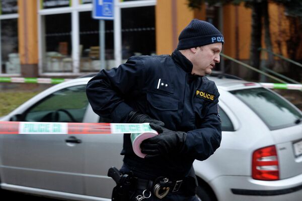 Сотрудник полиции на месте стрельбы в Чешском городе Угерский Брод
