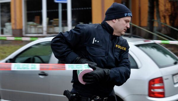Сотрудник полиции на месте стрельбы в Чешском городе Угерский Брод