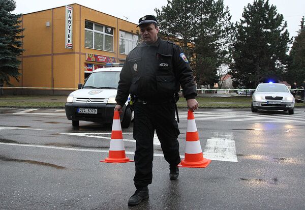 Полицейский на месте стрельбы в чешском городе Угерский Брод