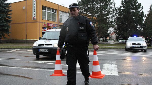Полицейский на месте стрельбы в чешском городе Угерский Брод. 24 февраля 2015