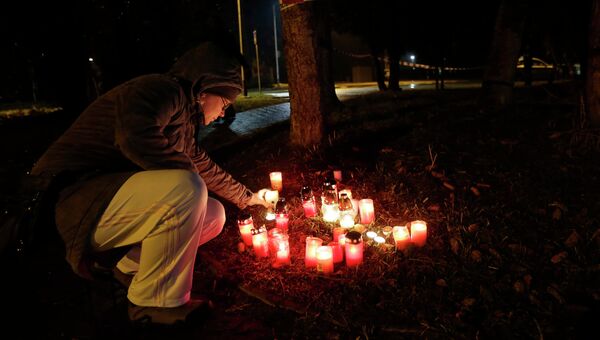 Свечи в память о погибших в результате стрельбы в ресторане города Угерский Брод в Чехии